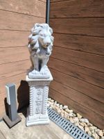 Zwei Löwenfiguren auf Sockel für im Garten