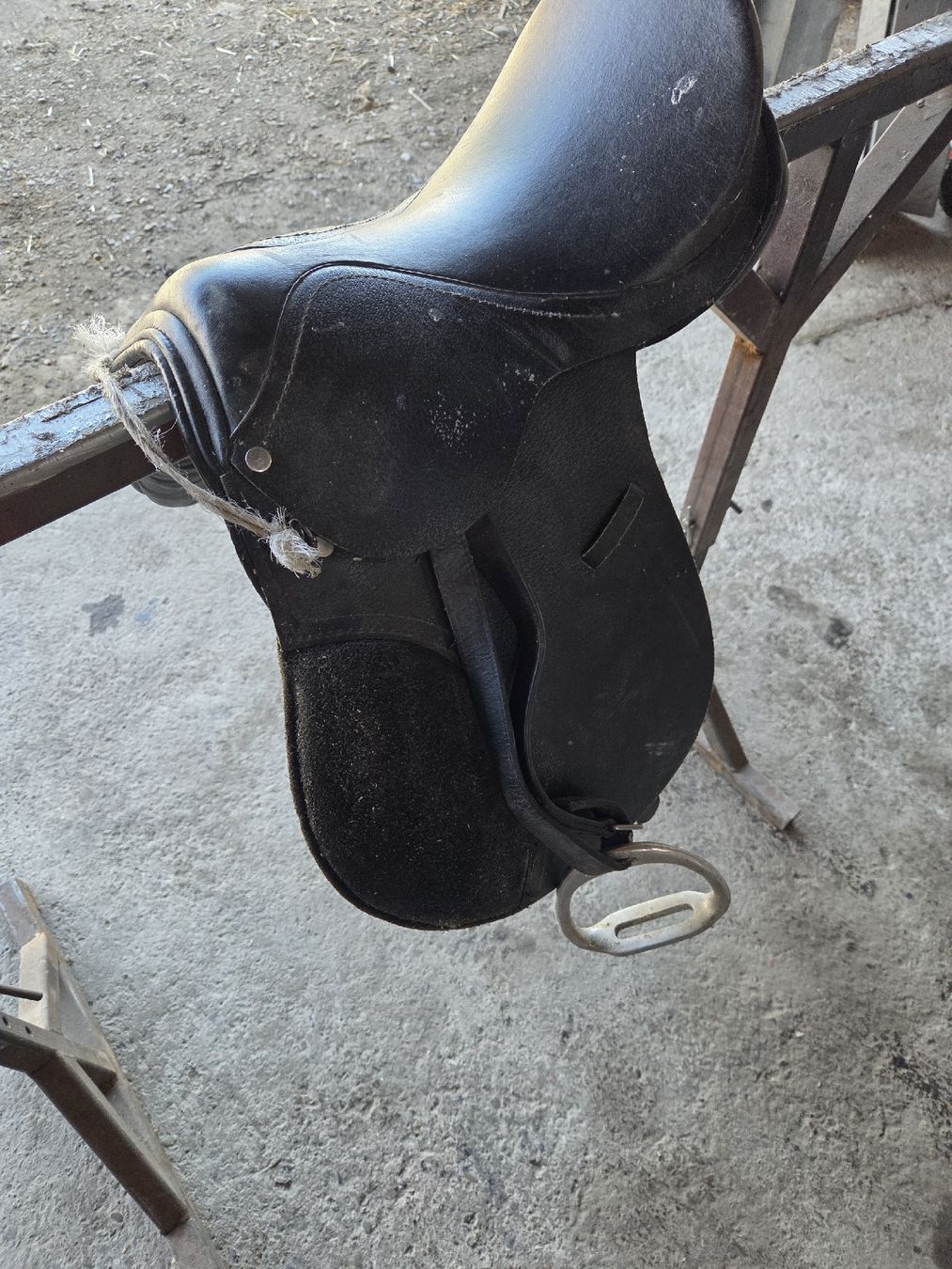 Sattel & Sattelzubehör: Sattel schwarz Leder gebraucht – Gebraucht aus Eriswil von Fiat691 1