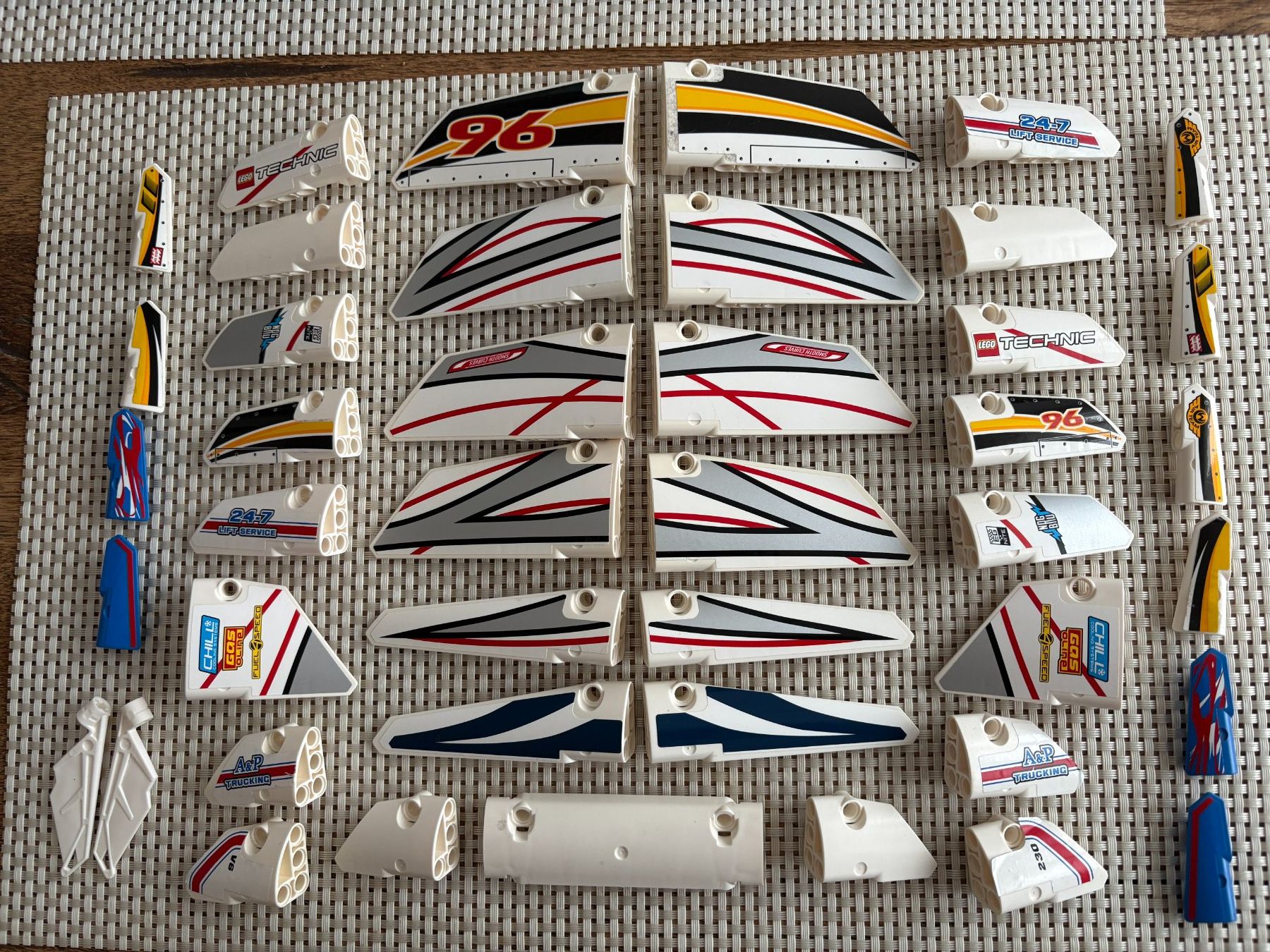 Lego Kit di costruzioni: Lego Technik weisse Panel Panele Verschalung Spoiler LotX – Usato da Buochs venduto da Techtelmechtel