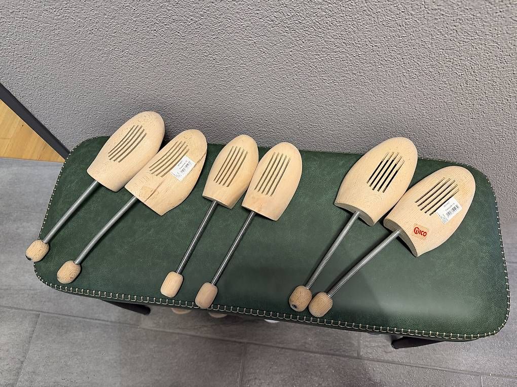 Scarpe da uomo: Schuspanner aus Holz – Usato da Oberentfelden venduto da a-l-e-x