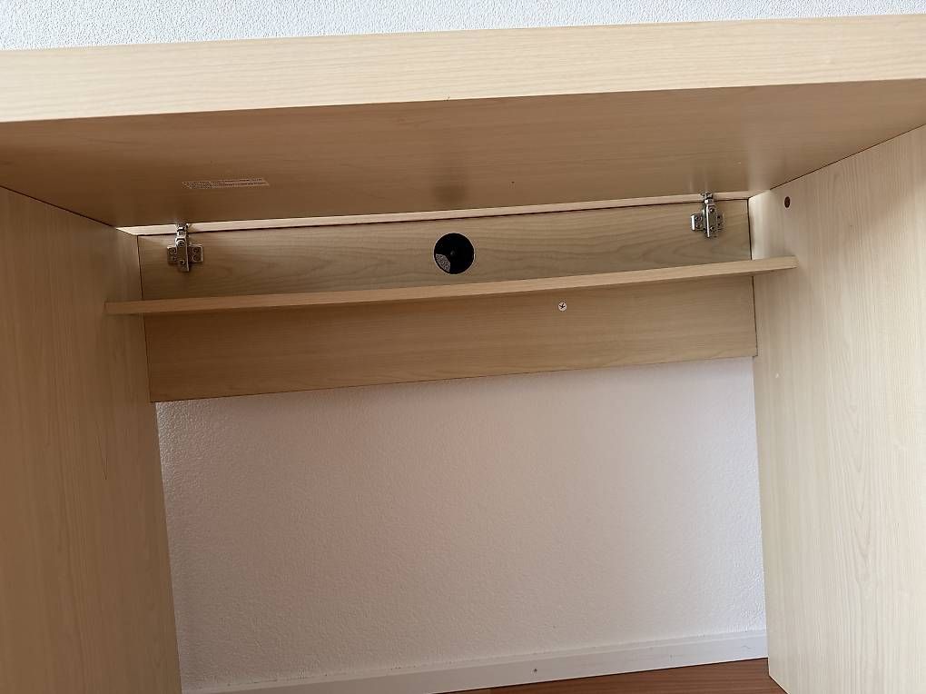 Scrivanie: Schreibtisch in heller Eichenoptik mit Kabelschacht – Usato da Appenzell venduto da DaveDavinci 4