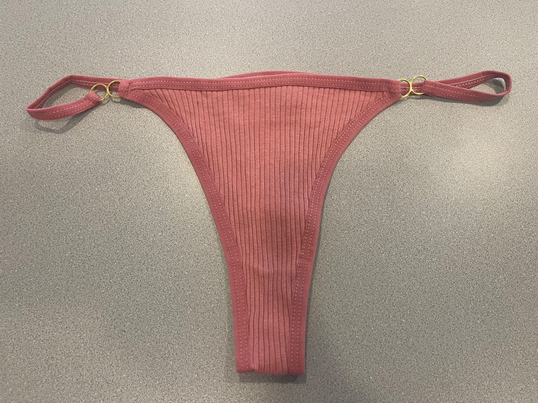 Sonstige Unterwäsche: Neuer String Tanga, Grösse L – Neu und originalverpackt aus Wohlen AG von abaci