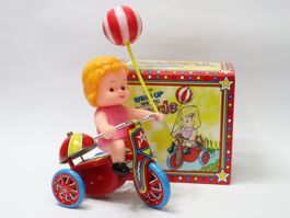 Mädchen auf 3-Rad mit Klingelton zum aufziehen