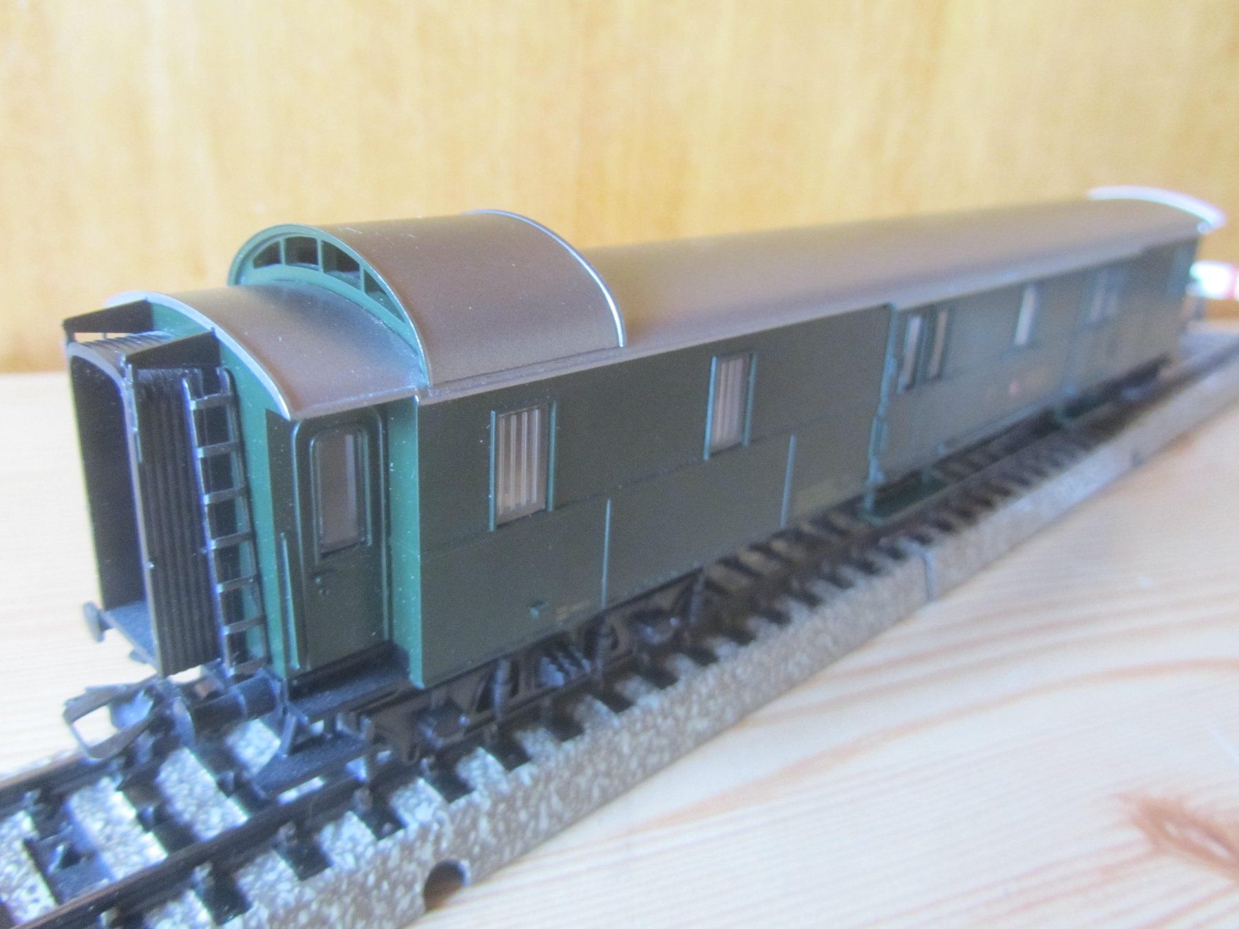 Märklin Modellini di ferrovie: Märklin HO 42385 - Gepäckwagen SBB-CFF, Schweizer Oldtimer – Nuovo (secondo la descrizione) da Porrentruy venduto da Tarascon 1