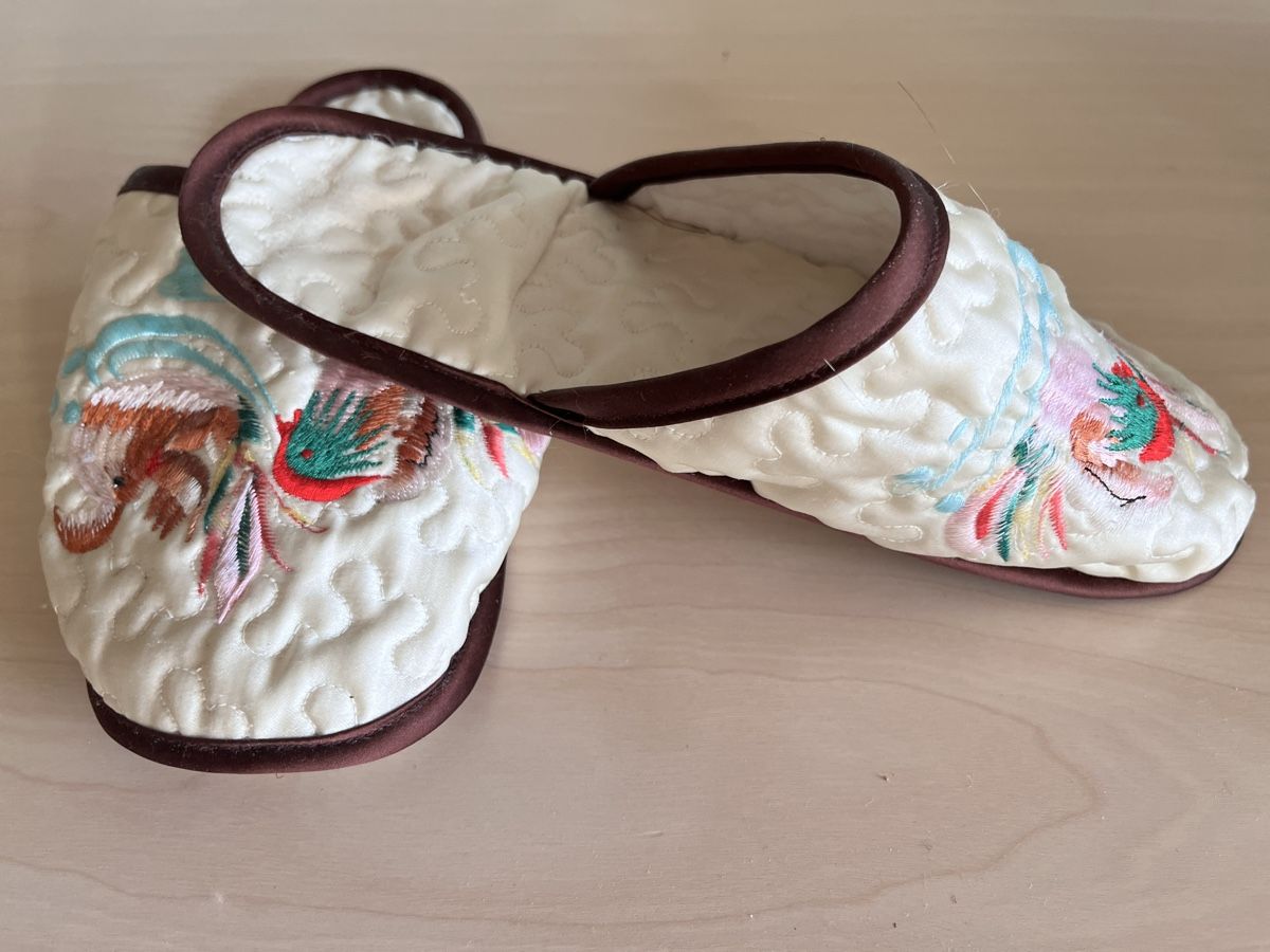 Scarpe da donna: Seiden Slipper Hausschuhe mit Vogelmuster, Gr. 36 – Usato da Aarau venduto da PPhof96 1
