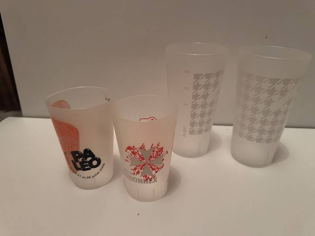 Gläser: Lot de 17 verres en plastique  – Gebraucht aus Les Acacias von DeborahK03 2