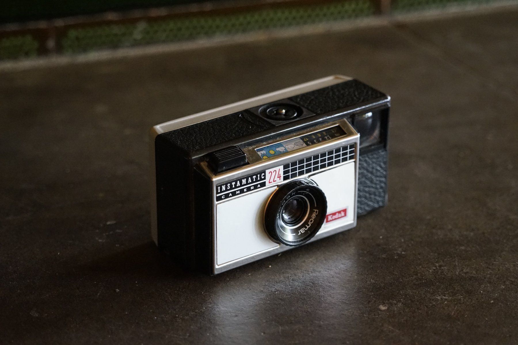 Fotocamera: Fotokamera Kodak Instatmatic Camera 224 – Usato da Hinwil venduto da Antikfischer 4