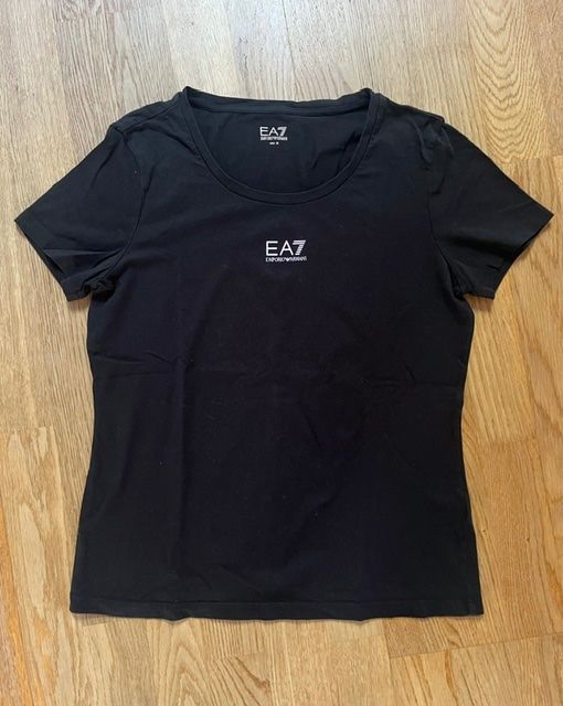 Armani T-shirt: Schwarzes Shirt von Armani – Usato da Steinmaur venduto da Dyleila