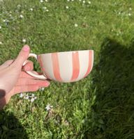Keramiktasse mit orangem Streifendesign