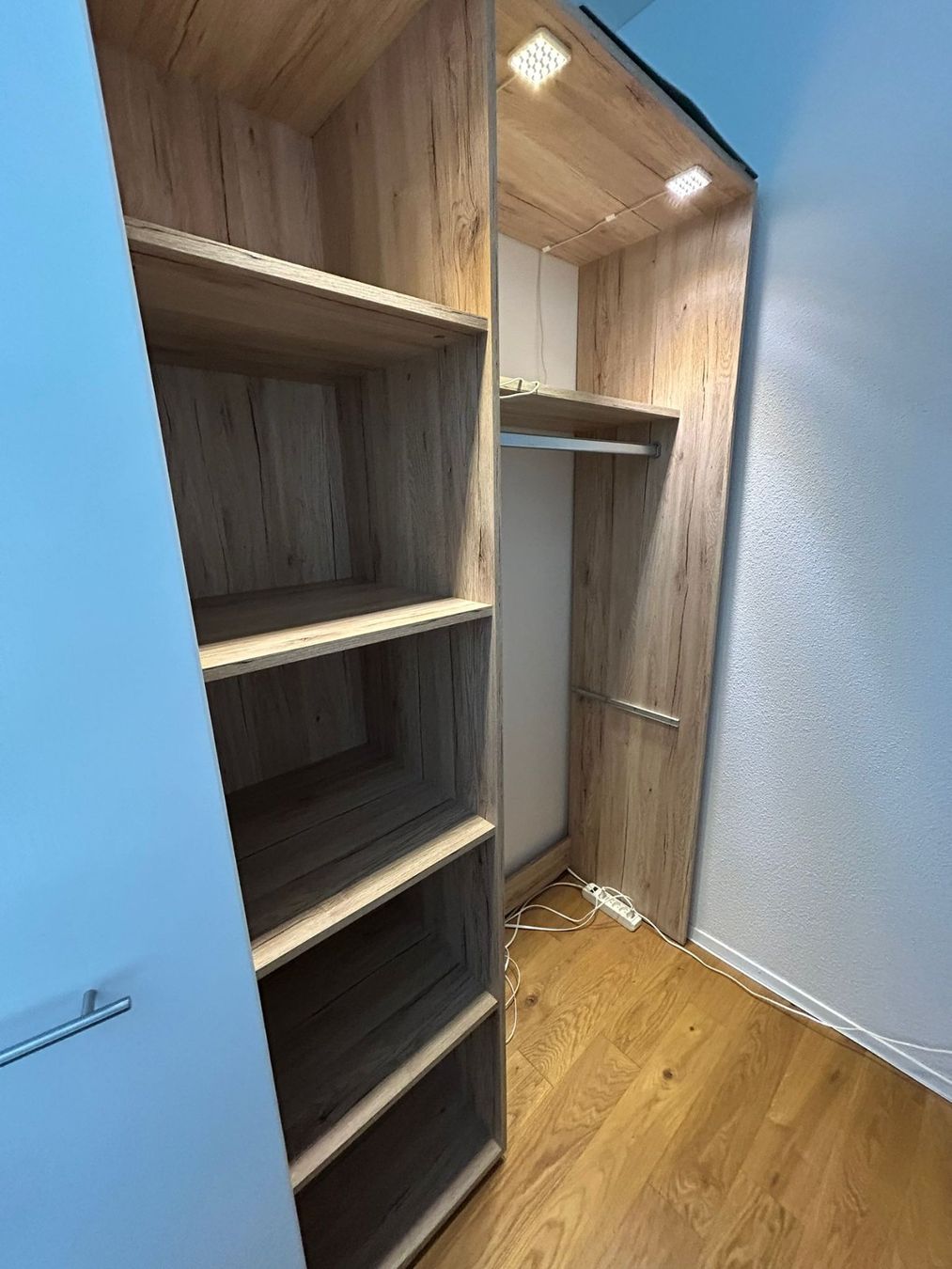Armoires: Jugendzimmer - begehbarer Eckkleiderschrank – D'occasion à Buochs par sergej047 2