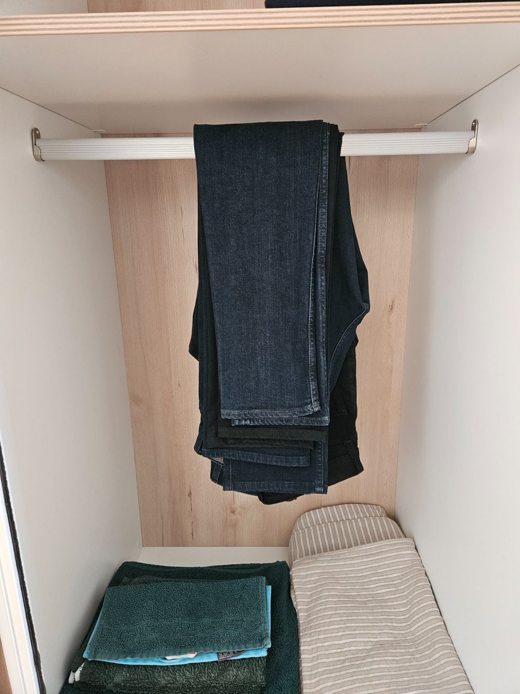 Schränke: Zweiteiliger Kleiderschrank mit Spiegel – Gebraucht aus Obfelden von HBCQW 3