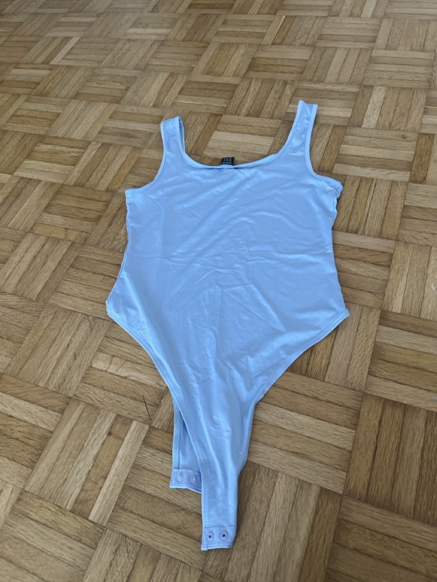 Top: Damen Bodysuit hellblau ärmellos – Nuovo (secondo la descrizione) da Grüningen venduto da liliane.tebane 1