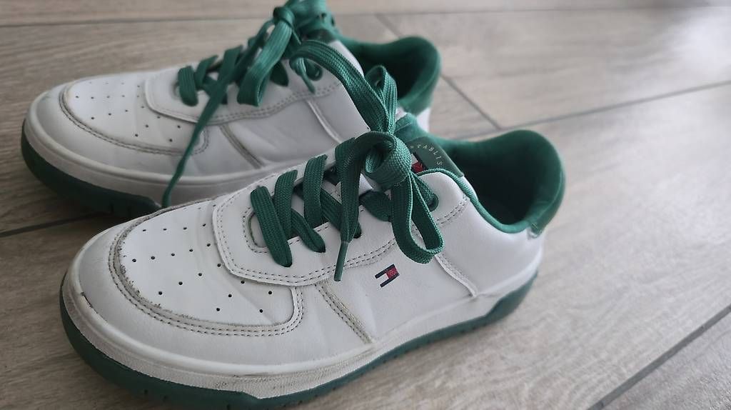 Scarpe per ragazzi: Sneaker gr. 33 Tommy Hilfiger – Usato da Liestal venduto da hel_2xmx 1