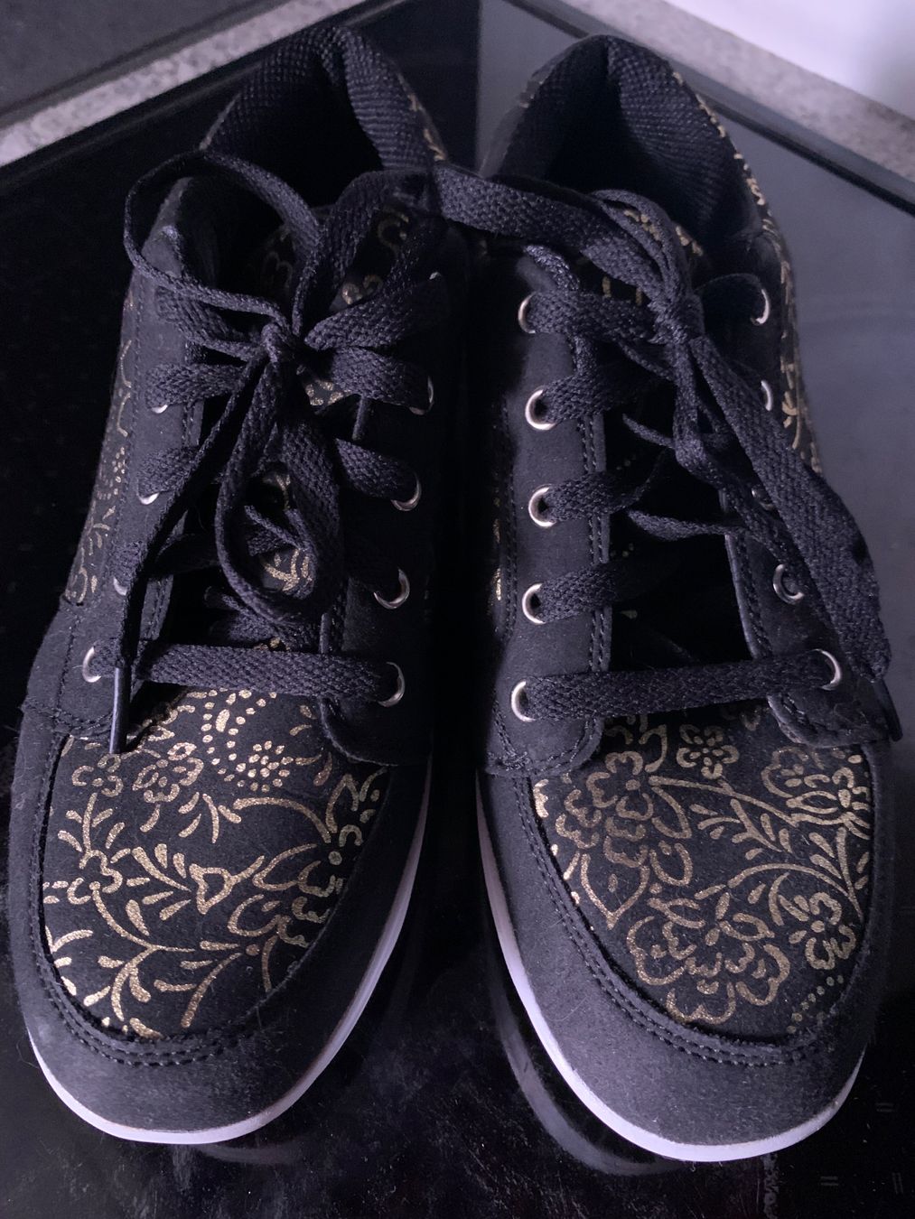 Scarpe da donna: Schwarz - Gold Abroll-Sneaker Gr. 40 – Usato da Steinebrunn venduto da Littlebird1 1
