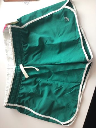 Neu mit Etikett Sportshorts Mädchen, grün/weiss, Gr. 146/158