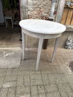 Kleiner Tisch oval hellgrau guter Zustand