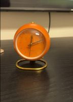 Retro Design Tischuhr in Warmorange