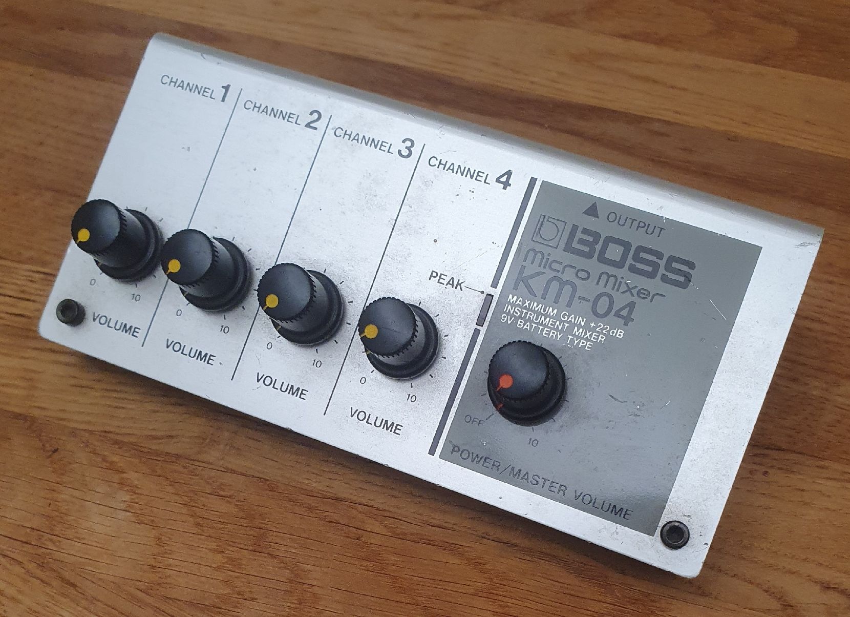 Boss Console di mixaggio: BOSS KM-04 MICRO MIXER – Usato da Pfäffikon ZH venduto da edwinstarr1