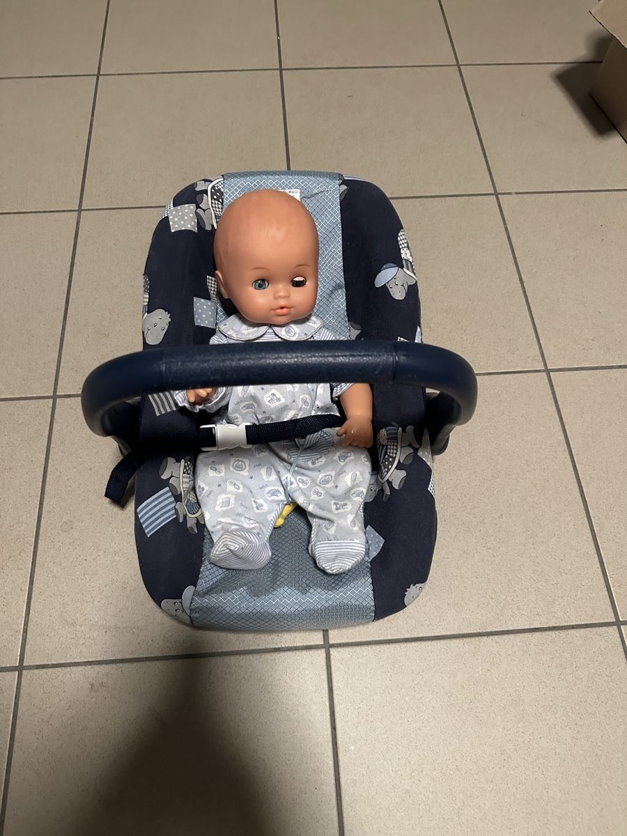 Chicco Poupées: Autositz mit Puppe  – D'occasion à steffisburg par Corinne02
