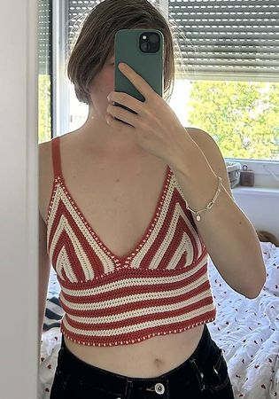 ROT- UND CREMEFARBENES HÄKEL-CROP-TOP