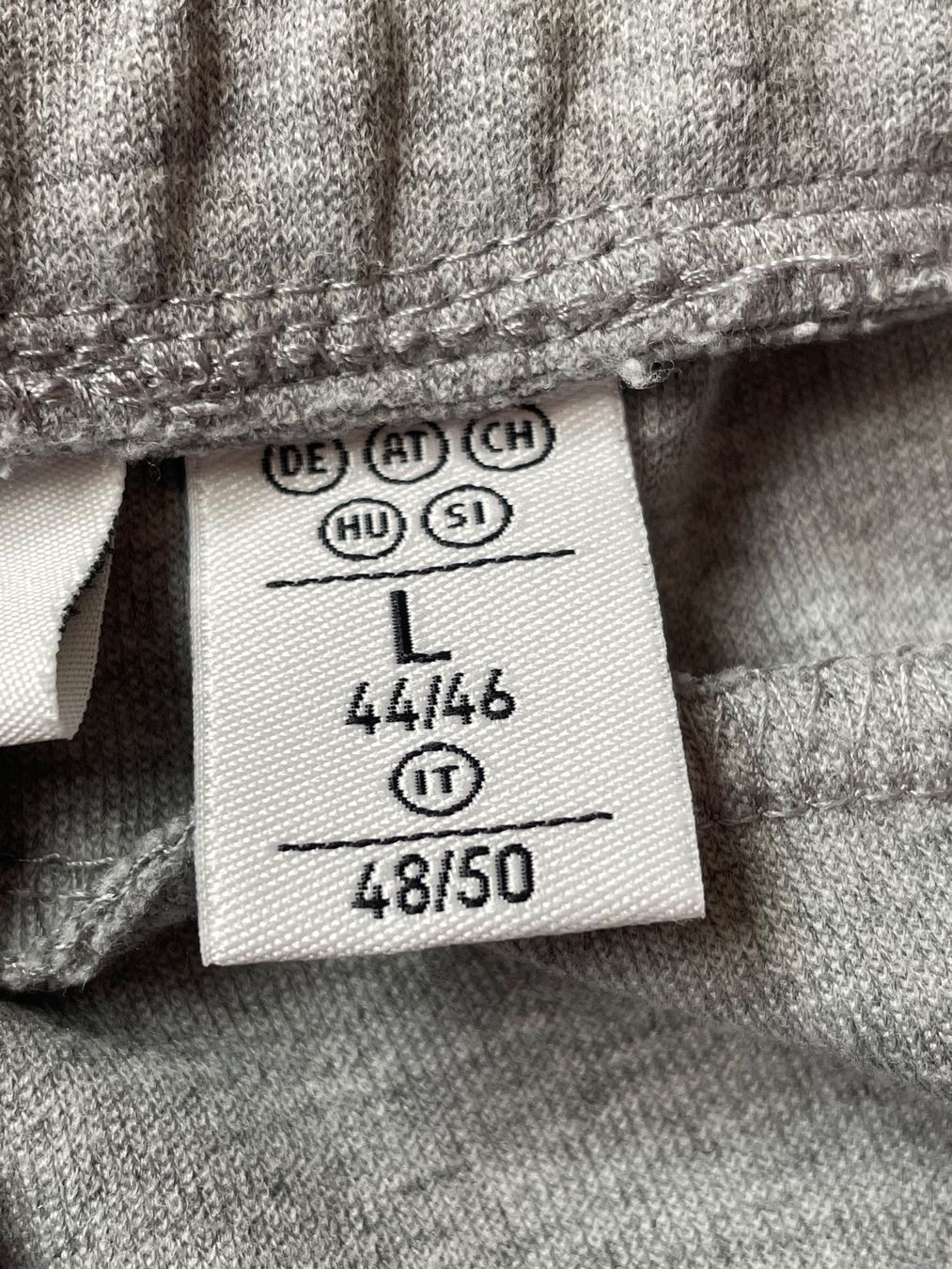 Pantaloni: 7/8 HOSE / TRAINERHOSE - GRAU - GRÖSSE L - NEU – Nuovo e nell'imballaggio originale da Buchs AG venduto da fischli610 3