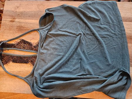 Even&Odd Top Gr. M, olivgrün mit Spitze, top Zustand