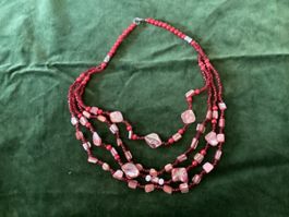 Mehrreihige Kette mit roten Korallensteinen rosa Muscheln