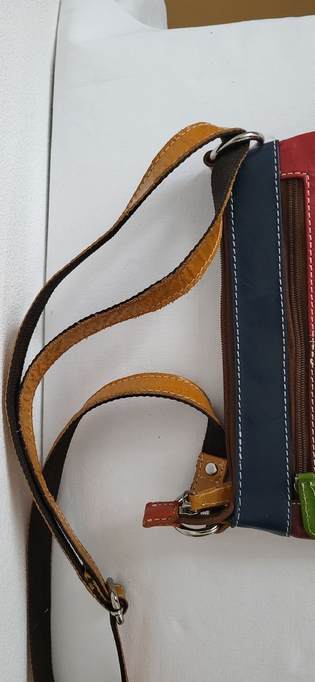 Taschen für Damen: Farbige Handtasche – Gebraucht aus Spiez von Lotta2 2