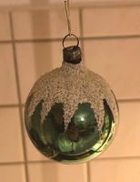Antike, kleine Weihnachtskugel aus Glas, grün m. Glitzerdeko