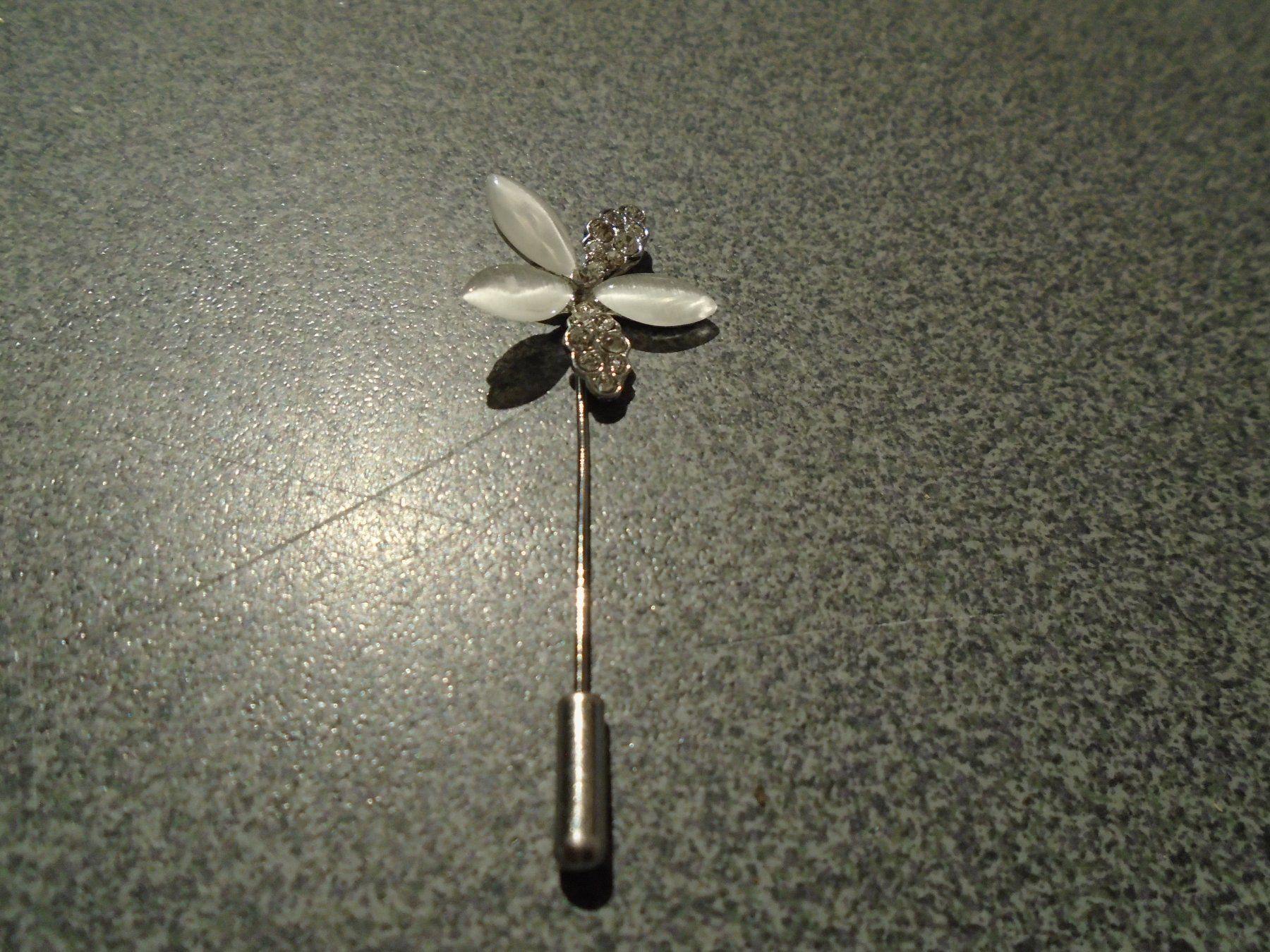 Spille & Fermagli: Nadel Blume weisse/silberfarbige Steine – Nuovo e nell'imballaggio originale da Zürich venduto da abraxas1291