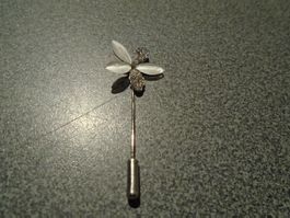 Nadel Blume weisse/silberfarbige Steine