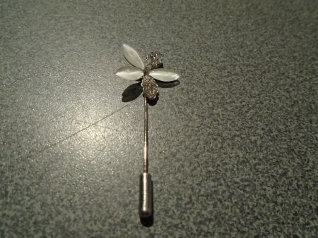 Nadel Blume weisse/silberfarbige Steine