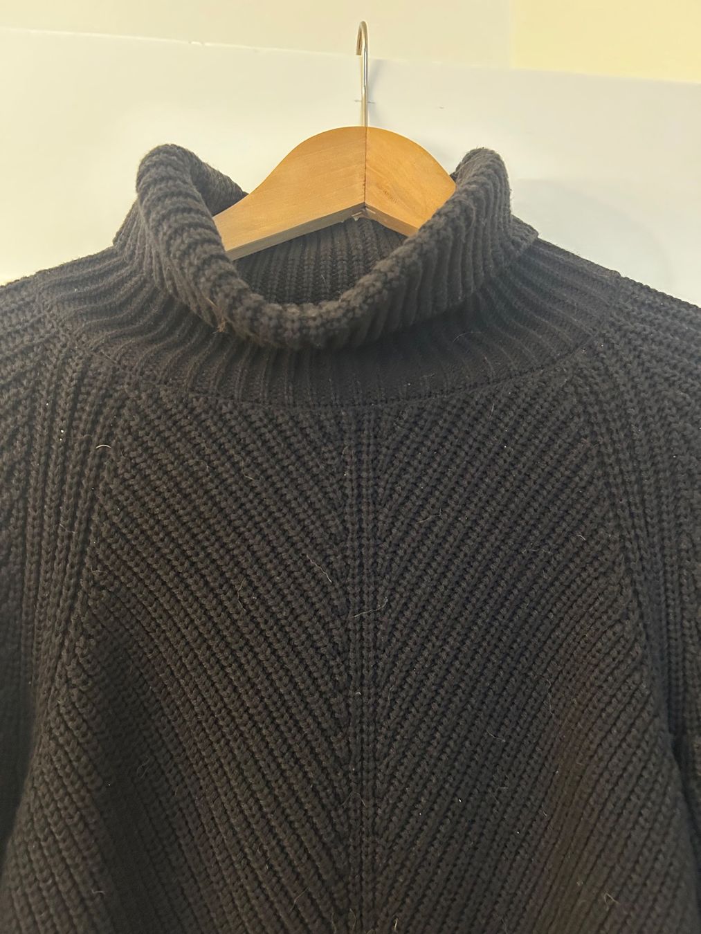 Maglioni & Felpe: OUI Rippstrickpullover: Gr. 38, black (neuwertig) – Nuovo (secondo la descrizione) da Basel venduto da Interstellar85 1
