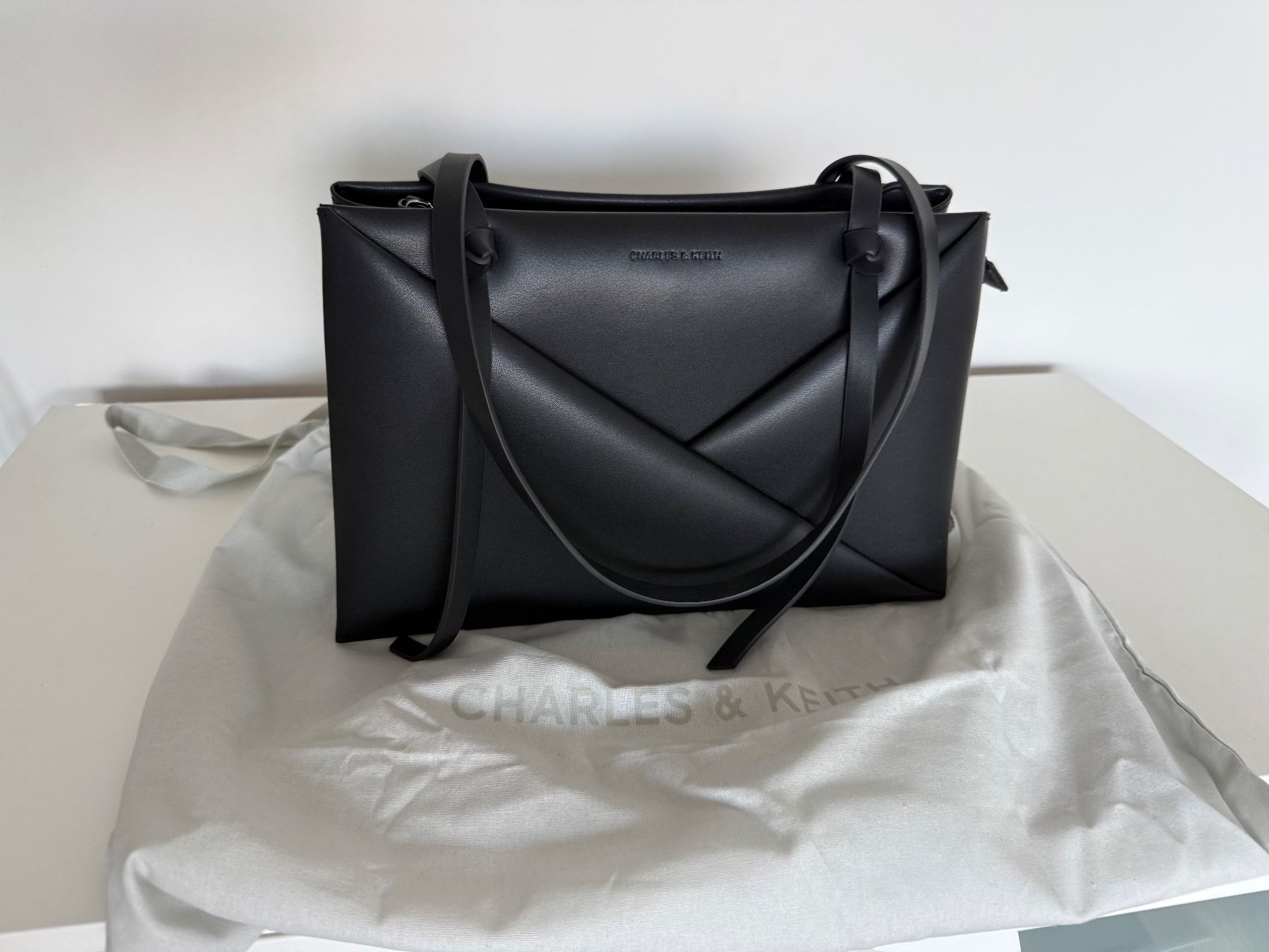 Borse da donna: Handtasche Charles and Keith schwarz – Usato da Wabern venduto da Blacktangerine