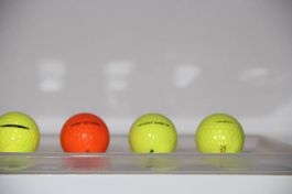 4 Farbige Golfbälle - wie neu