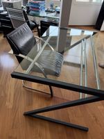 Bürotisch und Stuhl