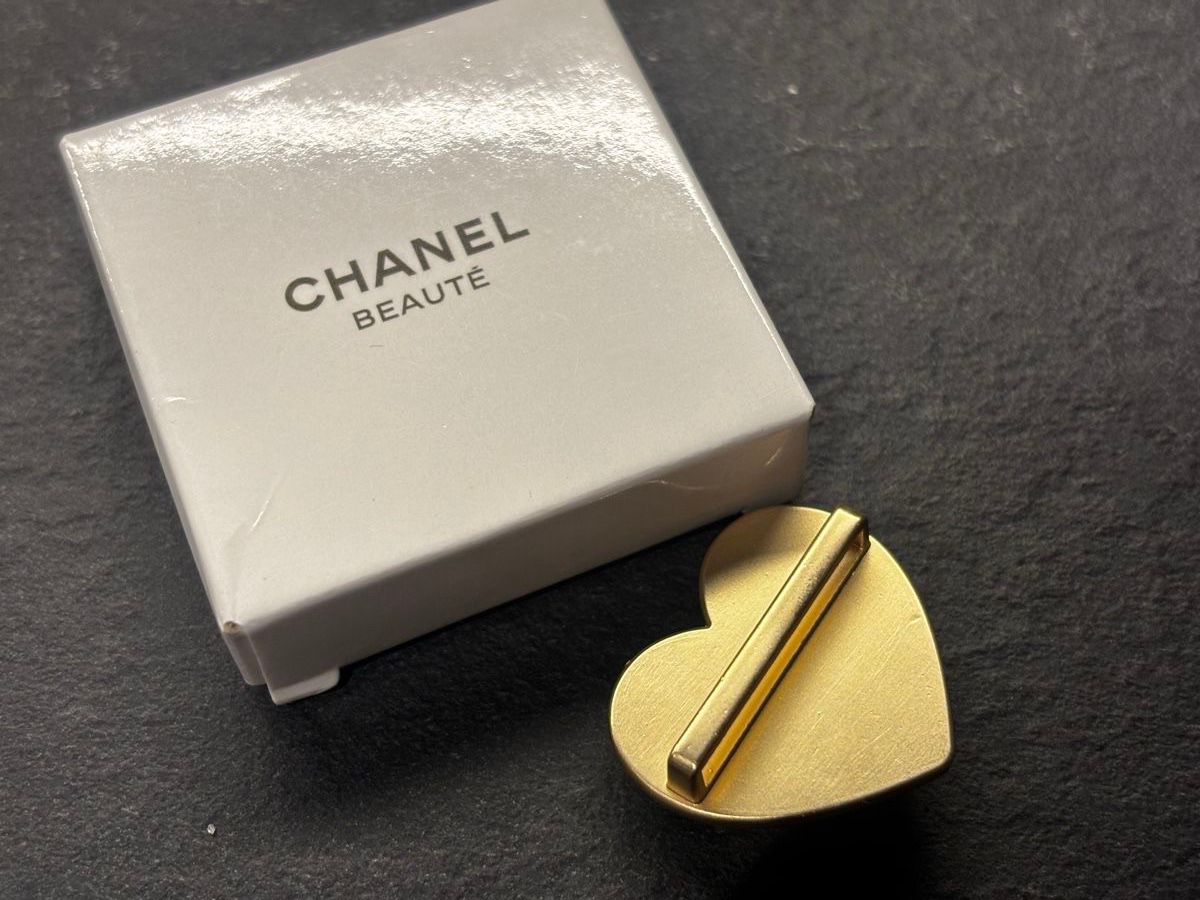 Ciondoli: Chanel Herz Applikation Schnalle – Nuovo e nell'imballaggio originale da Zürich venduto da Pudelkerne 3