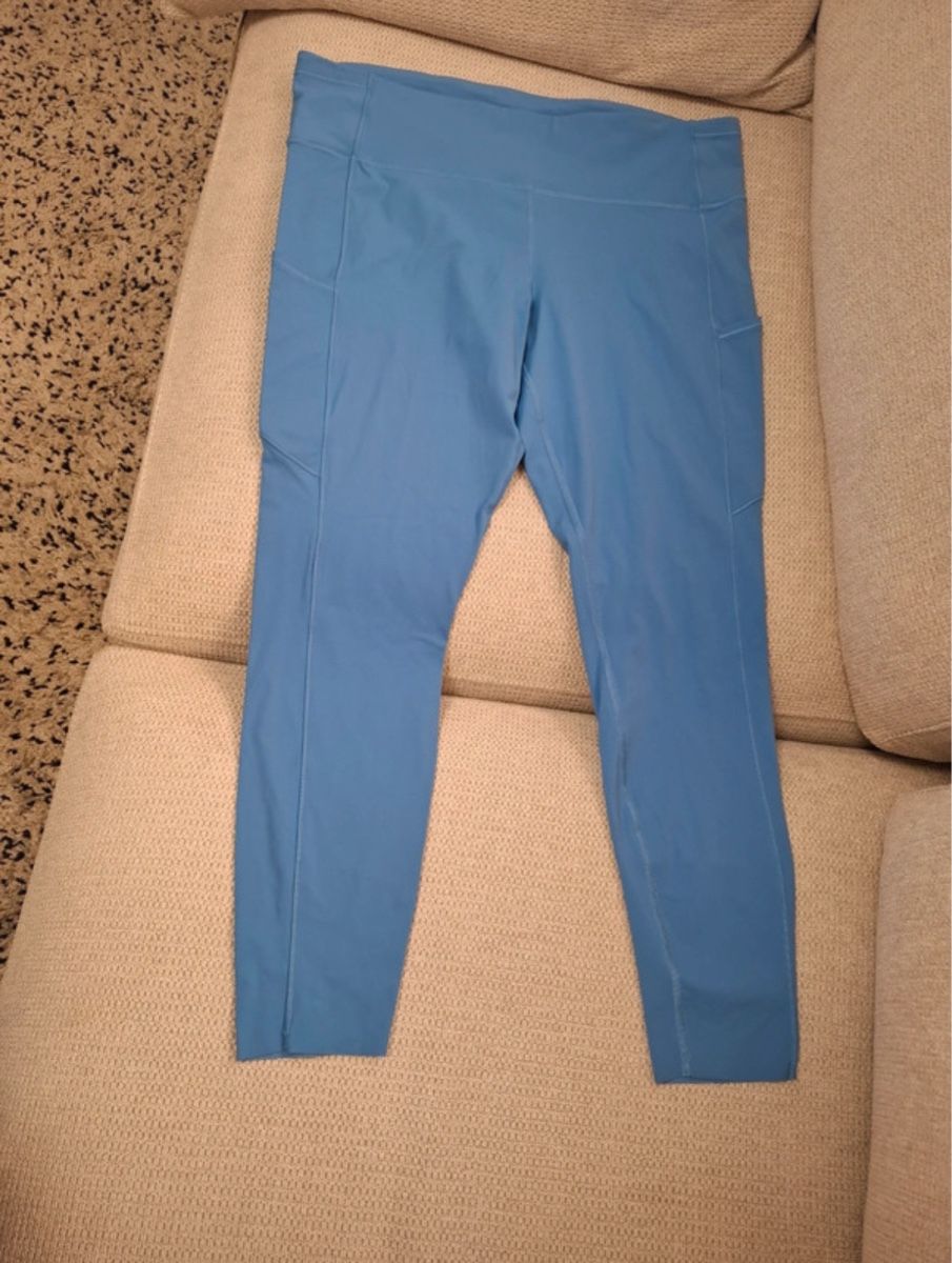 Lululemon Leggings: Lululemon leggins size 16 light blue – Nuovo (secondo la descrizione) da Basel venduto da mar_q58t