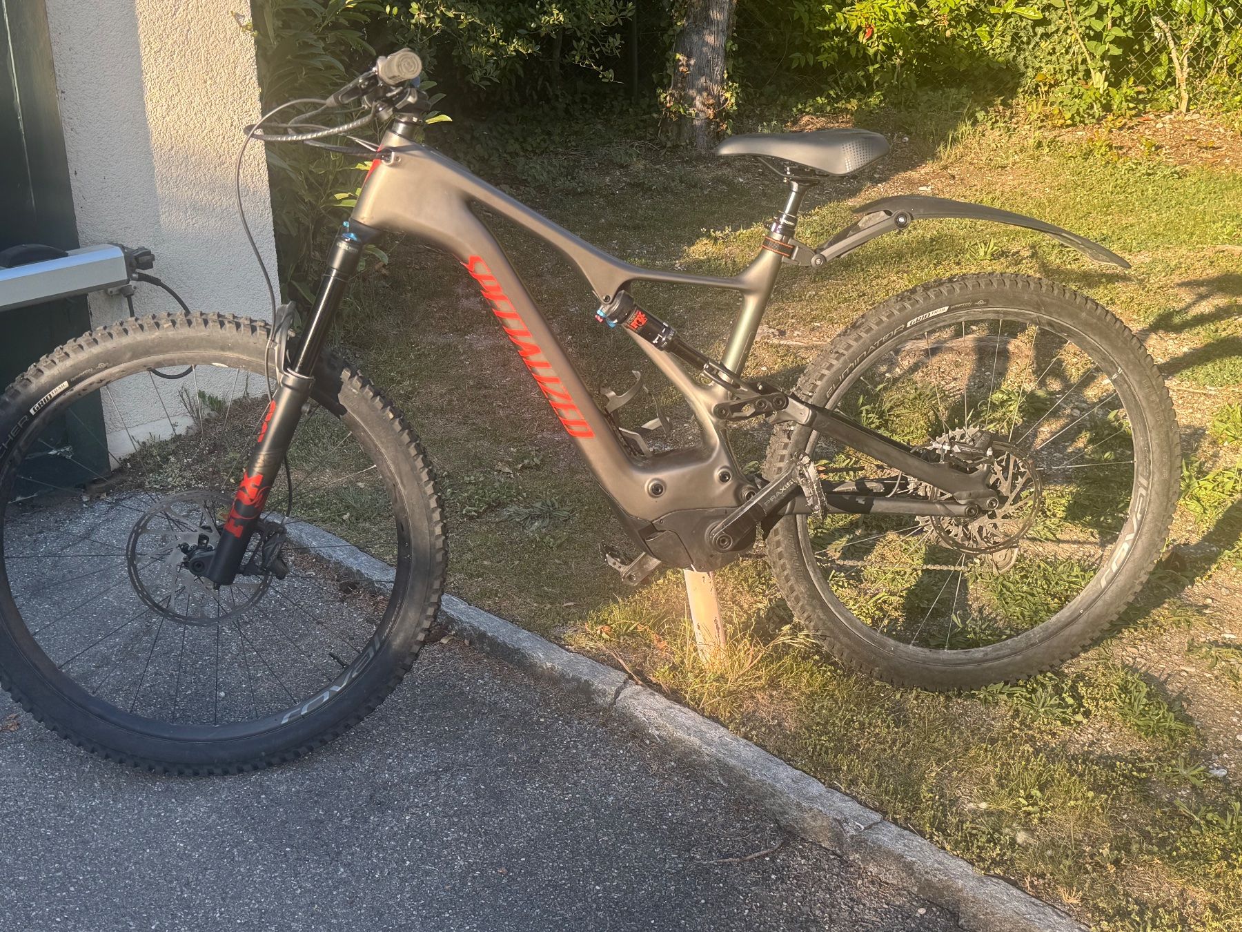 Specialized Velos: VTT Specialized Turbo Levo Expert Carbon – Gebraucht aus St Prex von mfunk
