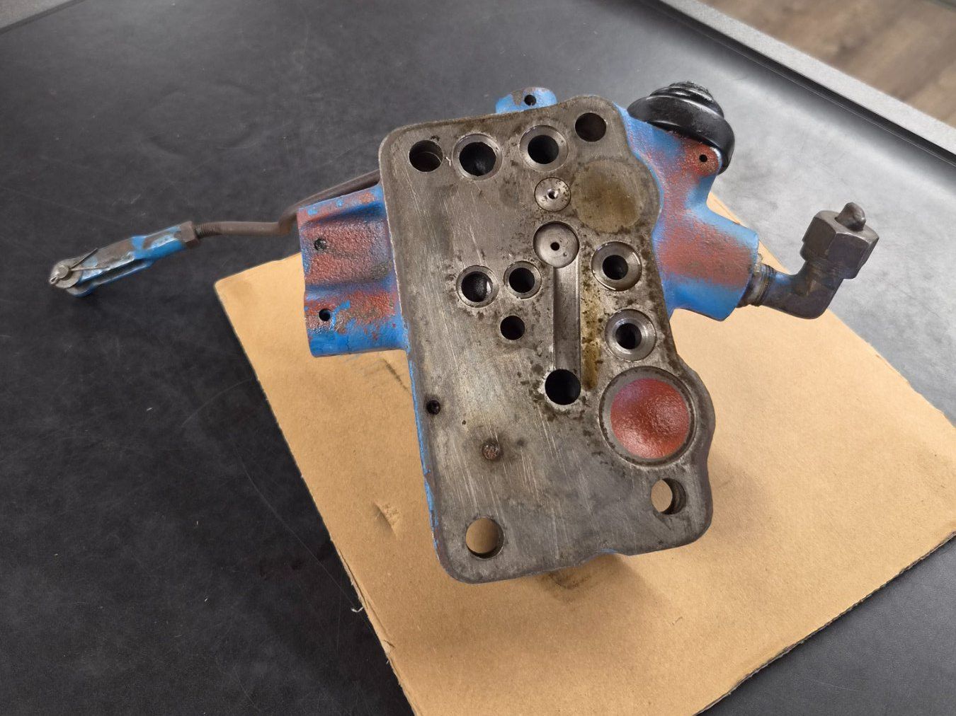 Autres pour métaux et serrurerie: Hydraulikventil, Steuerventil zu Ford Traktor gebraucht – D'occasion à Buttisholz par traktorenwerkstatt 3
