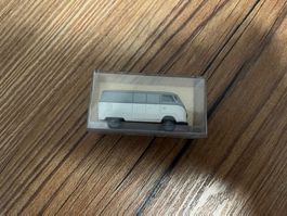 Grau-weisser Bus in Klarsichtbox