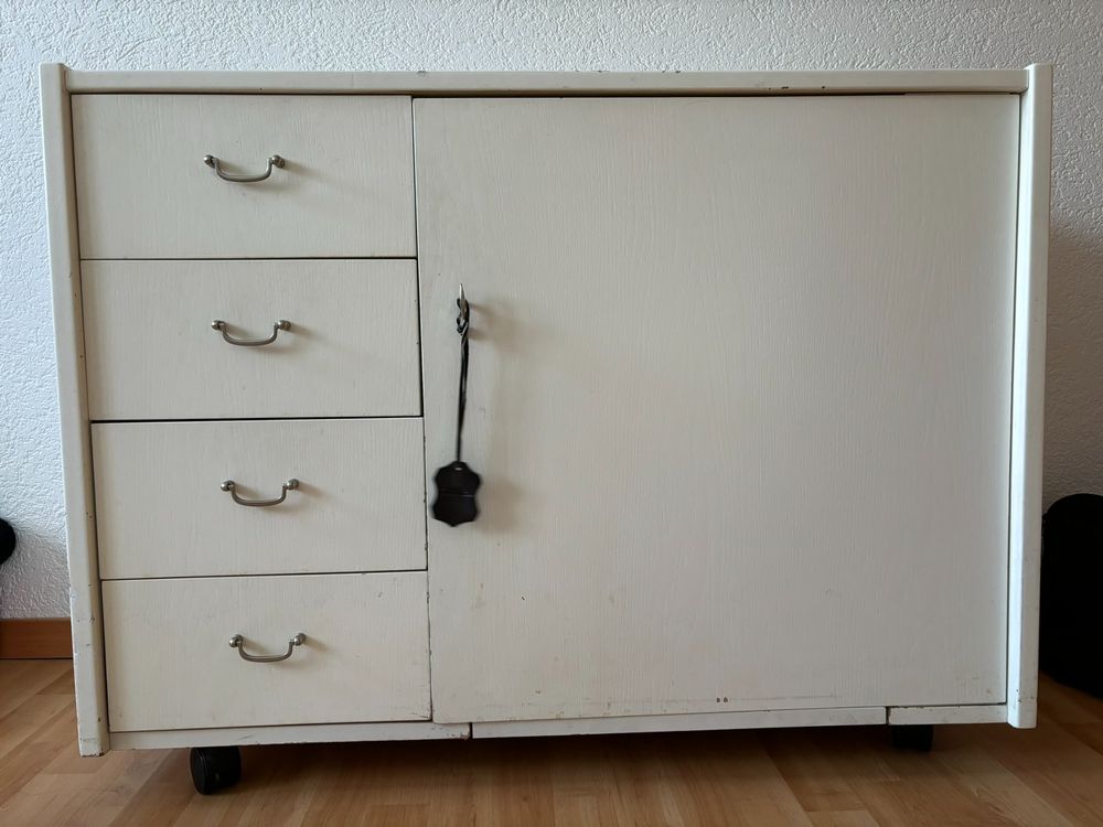 Kleiner Nähschrank mit Rollen und abschliessbar | Kaufen auf Ricardo