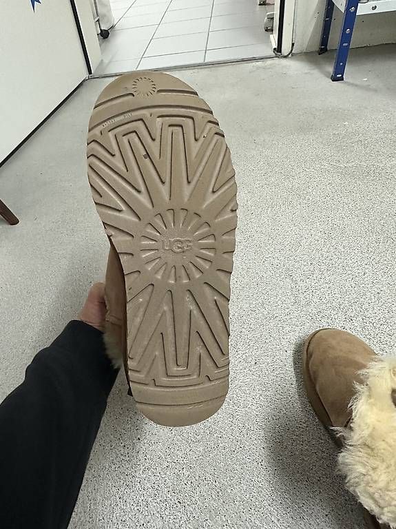 Scarpe da donna: UGGS Stiefel mit Schleifen – Usato da Spreitenbach venduto da Sabrina.dc 3