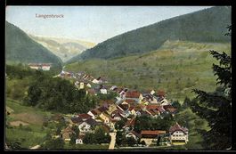 AK Langenbruck, Ort im Tal mit Häusern und bewaldeten Hügeln
