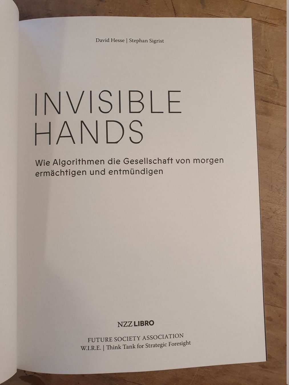 Libri: Invisible Hands David Hesse Stephan Sigrist NZZ – Usato da Zürich venduto da loosebone 1