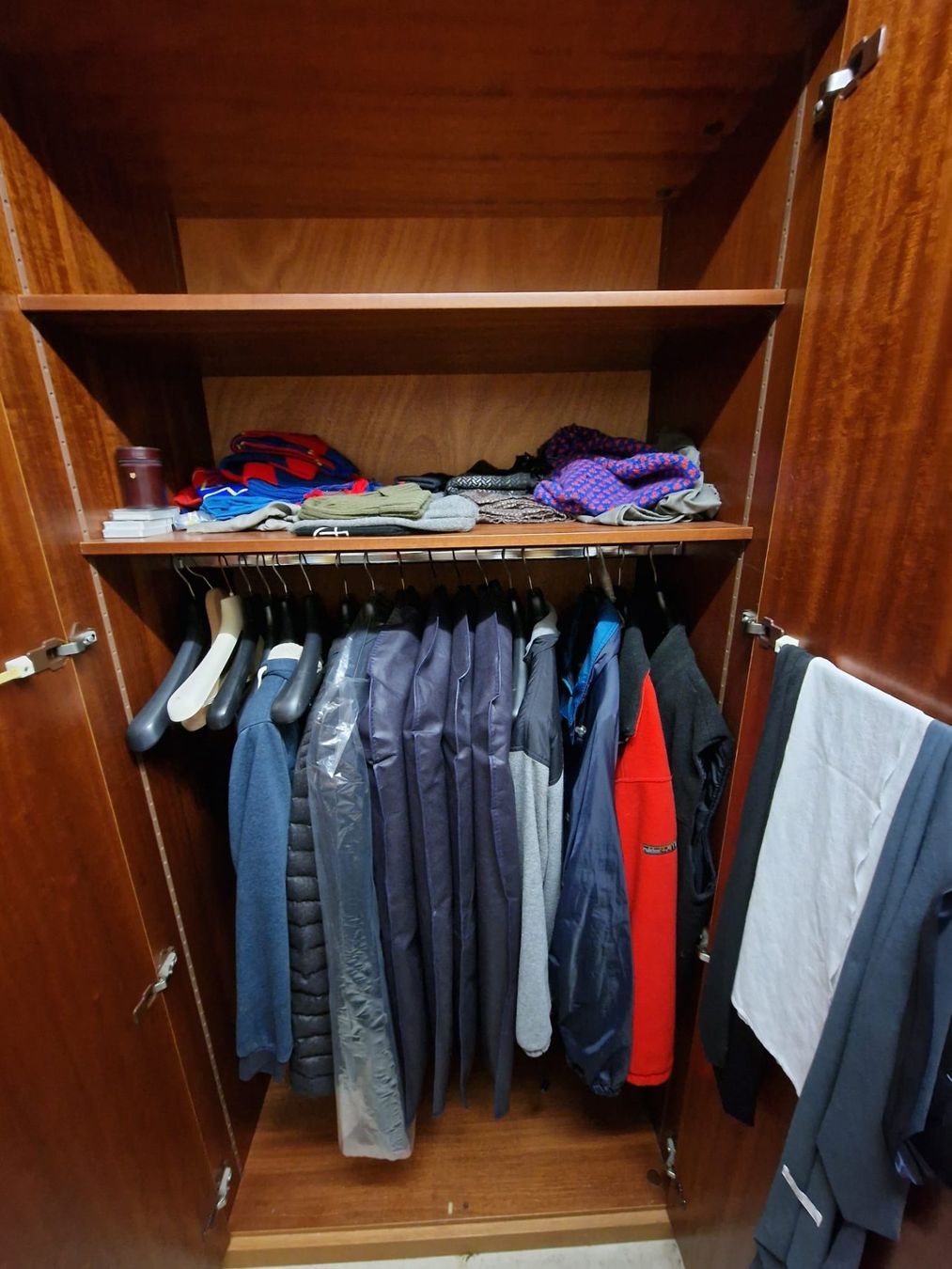 Armadi: Schrank mit 5 Türen – Usato da Hettlingen venduto da Ratio 3