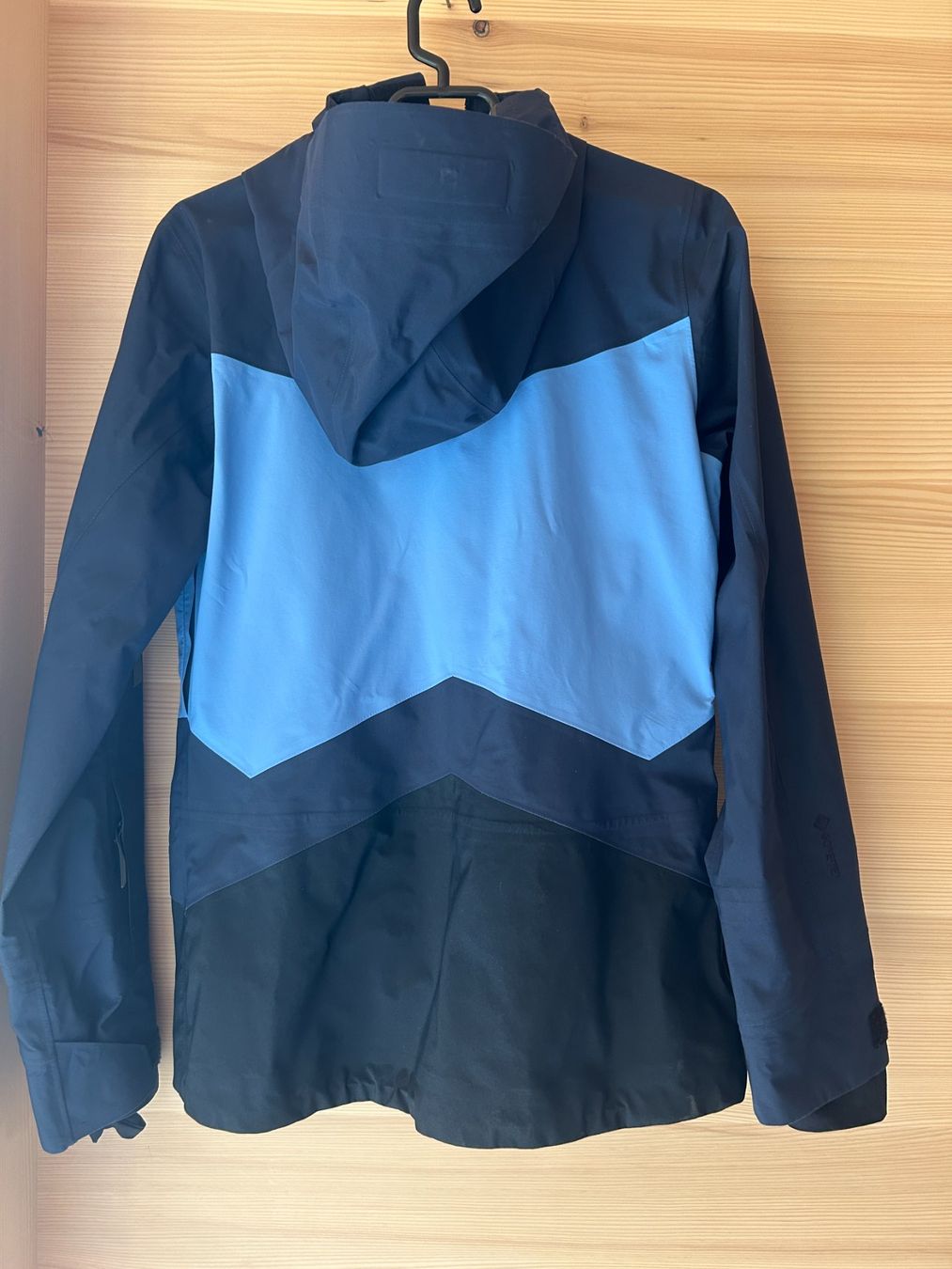 Peak Performance Jacken: Peak Performance Hardshelljacke – Gebraucht aus Appenzell Meister. von HolderioAI 2