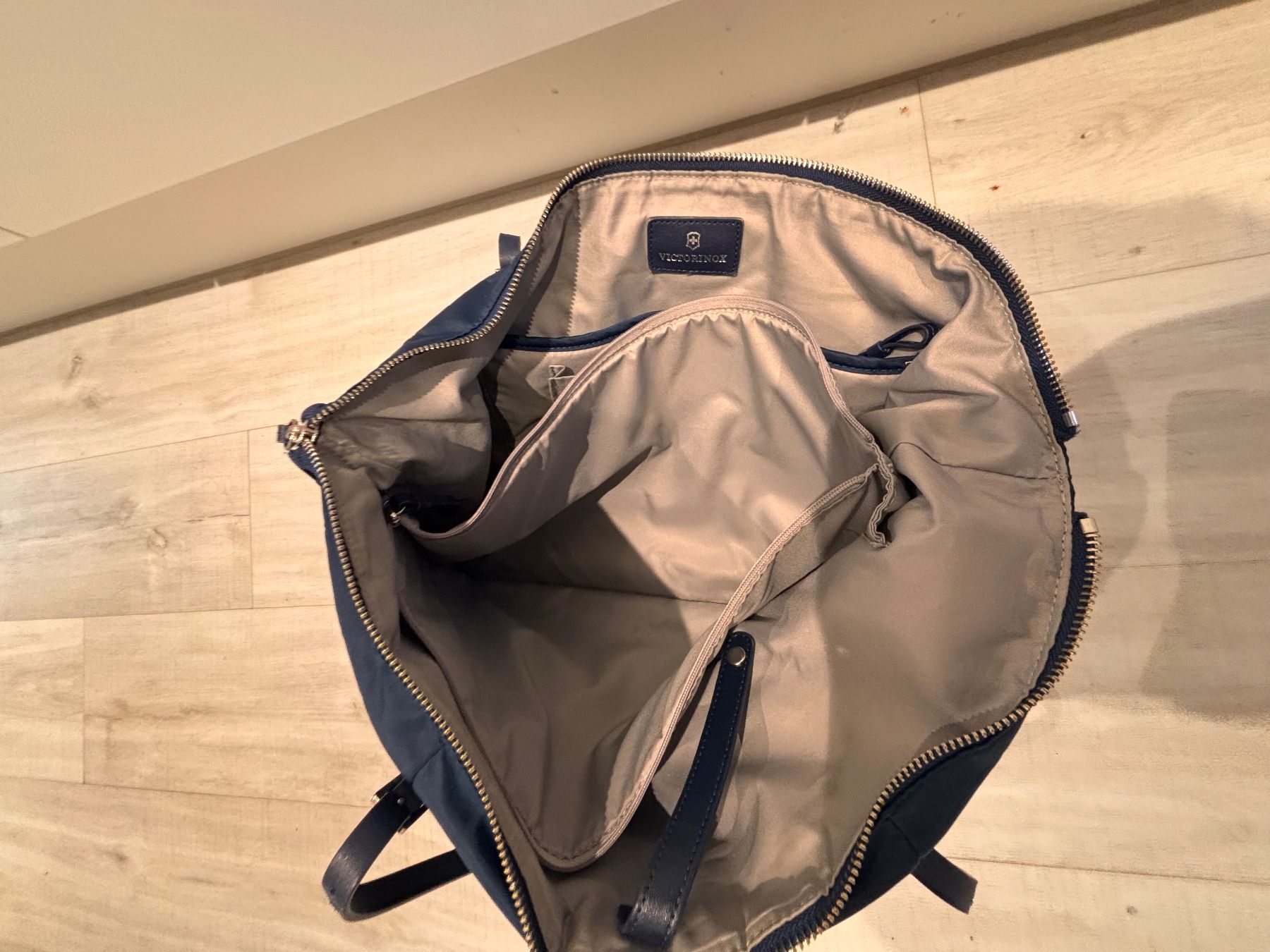 Victorinox Borse da donna: Victorinox Tasche dunkelblau, grosse Laptoptasche – Usato da Wettswil venduto da Missyellow 3