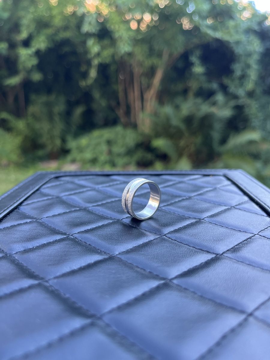 Bagues: Ring aus Edelstahl mit Glitzer-Optik 17mm Modering – Neuf (Voir description) à Tägerwilen par Alexander716