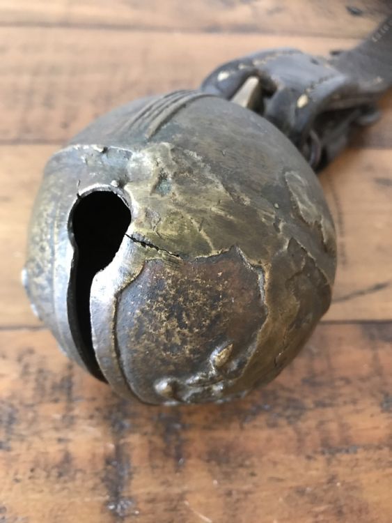 Campanacci mucche: Antike Glocke Schelle mit Lederband – Usato da Rapperswil SG venduto da cosiba01 2